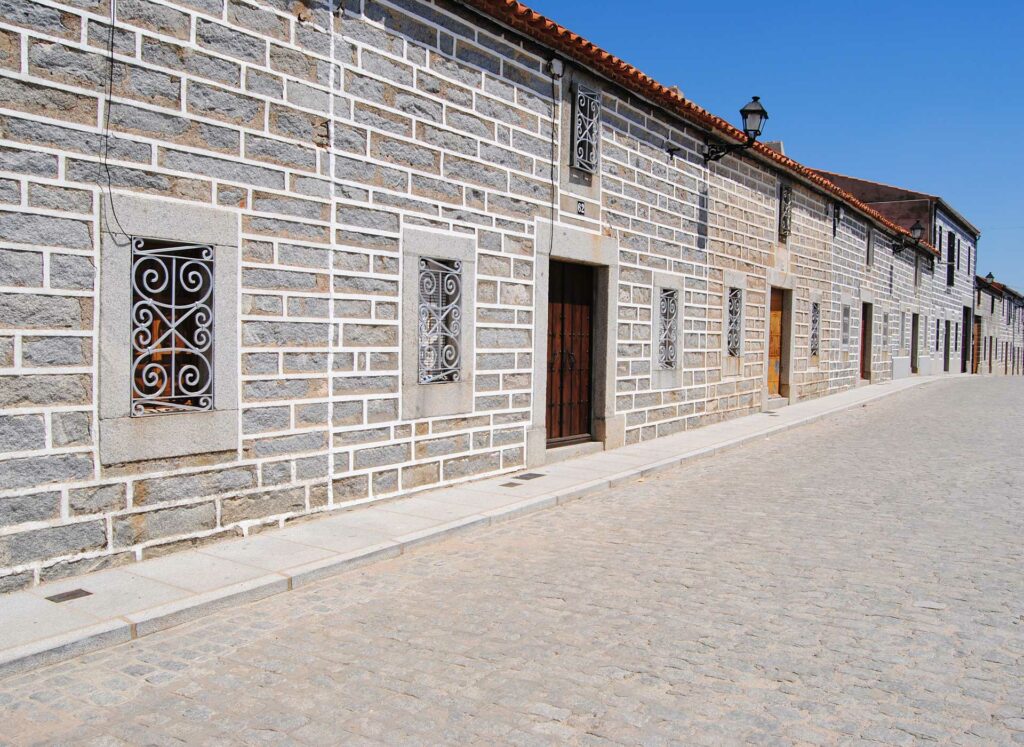 fachadas de tiras en calle virgen